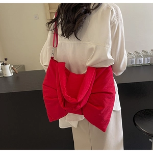 Détail du sac cabas rouge style ballet avec texture plissée douce et bandoulière fine