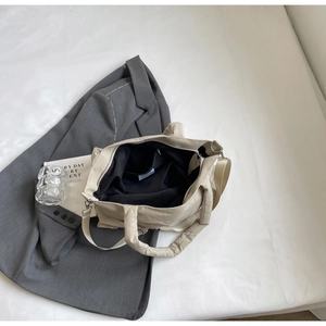Vue intérieure du sac cabas en toile beige avec doublure noire et poche zippée sécurisée