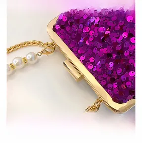 Detailaufnahme der lila Pailletten-Muscheltasche mit Goldrahmen und Perlenkette