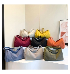 Macro detail van grote minimalistische crossbodytassen in diverse kleuren en stoffen