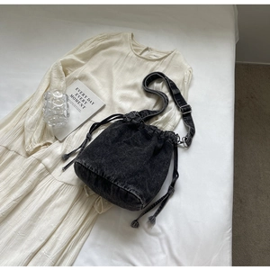 Nahaufnahme der dunkelgrauen gewaschenen Denim-Beuteltasche mit Kordelzug und Silber