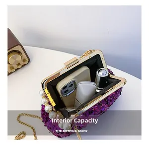 Innenraum der violetten Pailletten-Muscheltasche mit Platz für Handy und Lippenstift