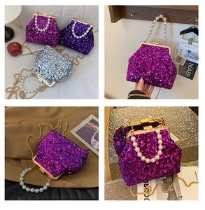Detailaufnahme der glitzernden Pailletten-Abendtasche mit Perlengriff und goldenem Verschluss