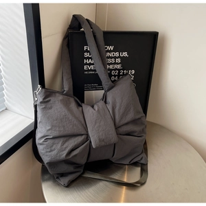 Gros plan du sac cabas en nylon gris anthracite avec nœud géant et large bandoulière