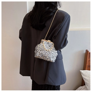 Nahaufnahme der eleganten silbernen Pailletten-Tasche mit Perlengriff und goldener Kette