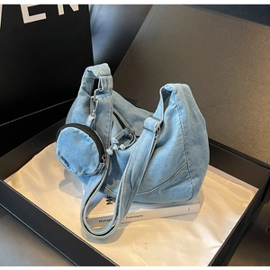 Dettaglio della borsa hobo in denim azzurro con portamonete rotondo abbinato e fibbia in metallo