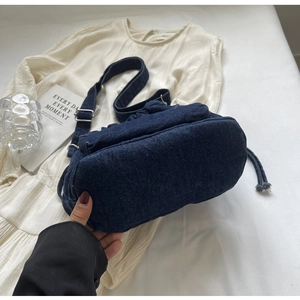 Detail der blauen Denim Beuteltasche mit Fransen und verstellbarem Trageriemen