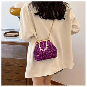 Detail der violetten Pailletten-Abendtasche mit Perlen Griff und goldener Kette