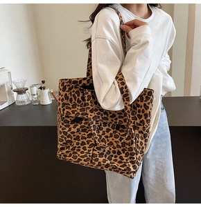 Detailansicht der Canvas-Tragetasche mit Leopardenmuster, von einem Modell getragen
