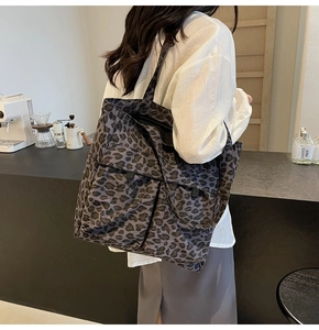 Leopard-Canvas-Tasche mit Frontklappentaschen und verstellbarem Schultergurt