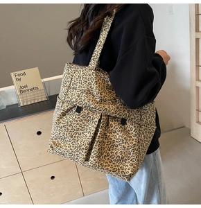 Detailansicht der großen Canvas-Tasche mit Leopardenmuster und funktionellen Taschen