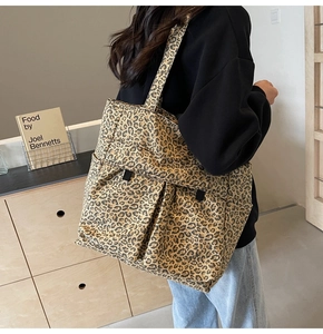 Detail der Canvas-Einkaufstasche mit Leopardenmuster und funktionalen Vordertaschen