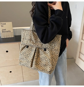 Detail der Leoparden-Leinentasche mit Vordertaschen und Schultergurt am Modell