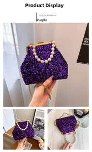 Details der lila Pailletten-Abendtasche mit Perlengriff und goldener Kette