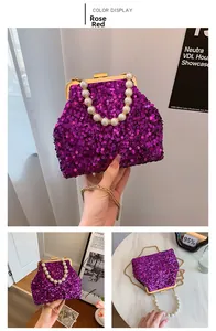 Detail der rosaroten Pailletten-Abendtasche mit Perlengriff und goldener Kette