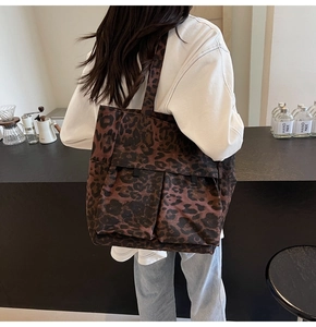 Detailansicht der großen Canvas-Tragetasche mit Leopardenmuster und doppelten Taschen