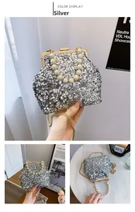 Detailansicht der silbernen Pailletten-Abendtasche mit Perlen Griff und goldener Kette