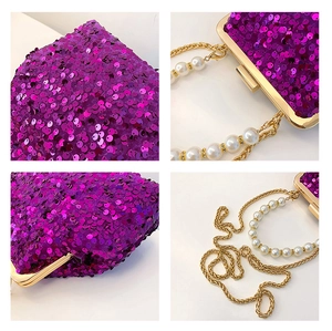 Detailansicht der lila Pailletten-Abendtasche mit Goldverschluss und Perlenkette