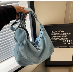 Dettaglio della borsa hobo in denim con dettagli a coulisse e portamonete rotondo staccabile