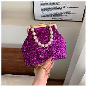 Details der lila Pailletten-Muscheltasche mit Perlengriff und goldener Kette