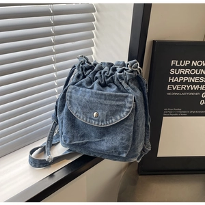 Nahaufnahme der gewaschenen blauen Denim-Beuteltasche mit silberner Metallschnalle