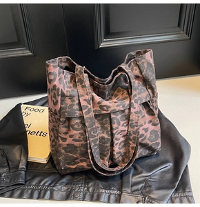 Detailansicht der Canvas-Einkaufstasche mit rosa Leopardenmuster auf einer Lederjacke
