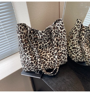 Detailansicht der Canvas-Einkaufstasche mit Leopardenmuster im Spiegel für Mode-Look