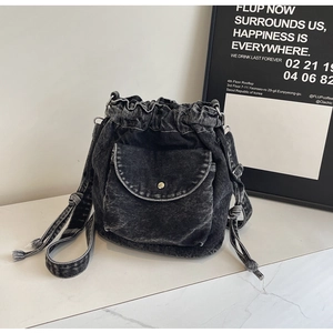 Detailansicht der Jeans-Beuteltasche mit Kordelzug und gewaschener Denim-Optik