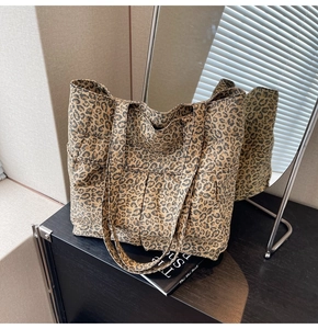 Detailansicht der Canvas-Einkaufstasche mit Leopardenmuster, Außentasche und Griffen