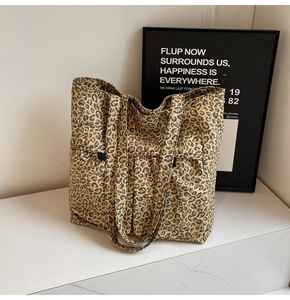 Detailansicht der robusten Canvas-Tragetasche mit Leopardenmuster und Fronttaschen