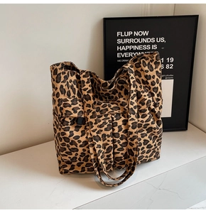 Detailansicht der Canvas-Tragetasche mit Leopardenmuster, Seitentaschen und Tragegriffen