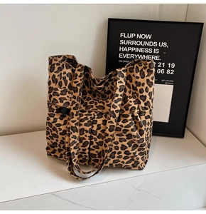 Detailansicht der großen Canvas-Tragetasche mit Leopardenmuster und seitlichen Falten