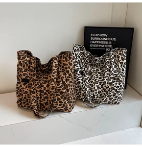 Details von Canvas-Einkaufstaschen mit Leopardenmuster in Braun und Beige für viel Stauraum