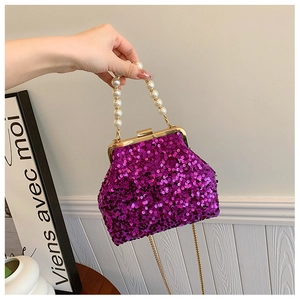 Detail der lila Pailletten-Abendtasche mit Perlen Griff und goldenen Ketten
