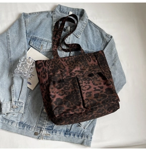 Detail der Leoparden-Leinentasche mit zwei Vordertaschen und verstellbarem Riemen