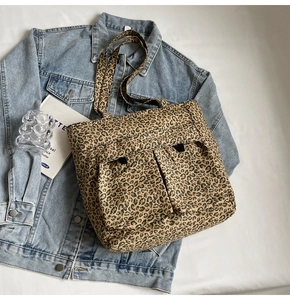 Nahaufnahme der Canvas-Einkaufstasche mit Leopardenmuster und zwei Vordertaschen