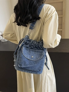 Blauer Denim-Kordelzug-Eimerrucksack mit Multi-Pocket-Design und verstellbaren Gurten