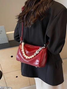 Sac à bandoulière cylindrique rouge avec perles blanches et boucle en métal en forme de cœur