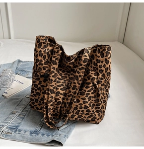 Detailansicht der Canvas-Einkaufstasche mit Leopardenmuster und Vordertaschen