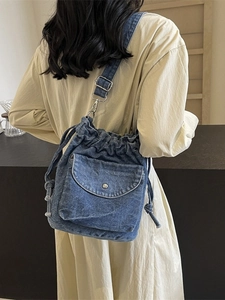 Rucksack-Beuteltasche aus blauem Denim mit Kordelzug und großer Fronttasche für Damen