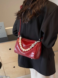 Sac cylindrique en cuir rouge chic avec poignée en perles blanches et cœurs