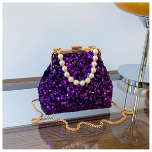 Detailansicht der lila Pailletten-Abendtasche mit Goldrahmen und Perlen-Tragekette