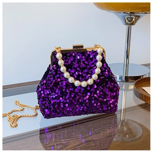 Detailansicht der lila Pailletten-Abendtasche mit Perlengriff und goldener Metallkette