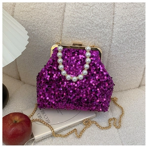 Detail der lila Pailletten-Muscheltasche mit großem Kunstperlen-Griff und Goldkette