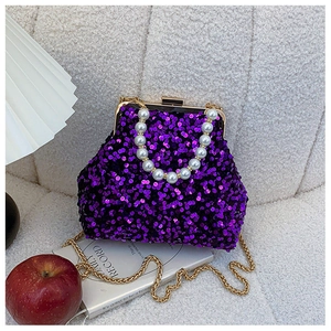 Detail der lila Pailletten-Abendtasche mit Perlengriff und goldener Kette