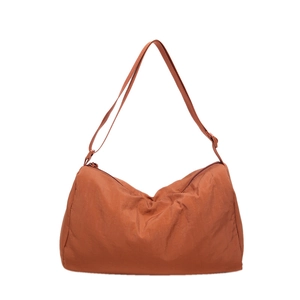Minimalistische karamelbruine crossbodytas met verstelbare riem voor dagelijks gebruik