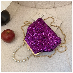 Details der lila Pailletten-Abendtasche mit Goldkette und weißem Perlengriff