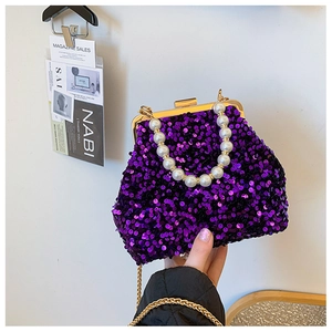 Nahaufnahme der lila Pailletten-Abendtasche mit Perlengriff und goldener Kettenriemen