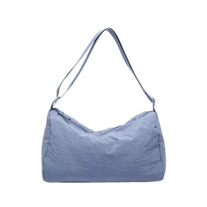Minimalistische blauwe nylon crossbodytas met kreukeltextuur en brede riem