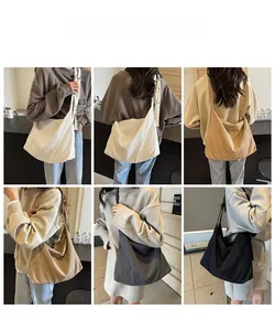 Detailansicht großer Cord-Halbmondtaschen in den Farben Weiß, Khaki und Dunkelgrau